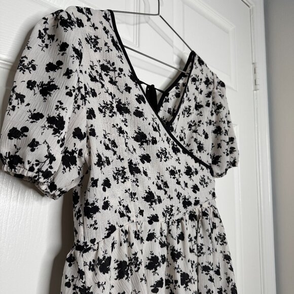 Black and White Floral Puff Dress - Picture 2 of 4